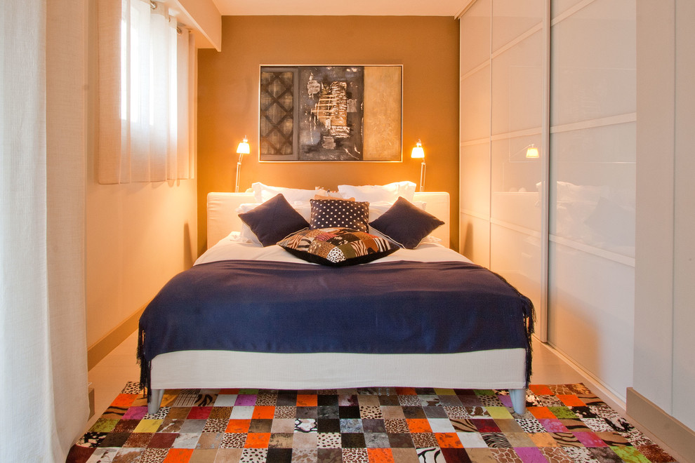 Diseño de habitación de invitados actual pequeña sin chimenea con paredes blancas, suelo de madera clara y suelo gris