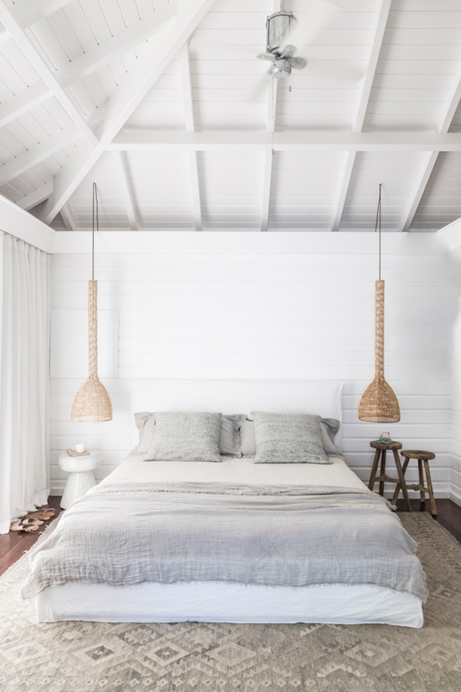 На фото: спальня в морском стиле с белыми стенами и темным паркетным полом без камина