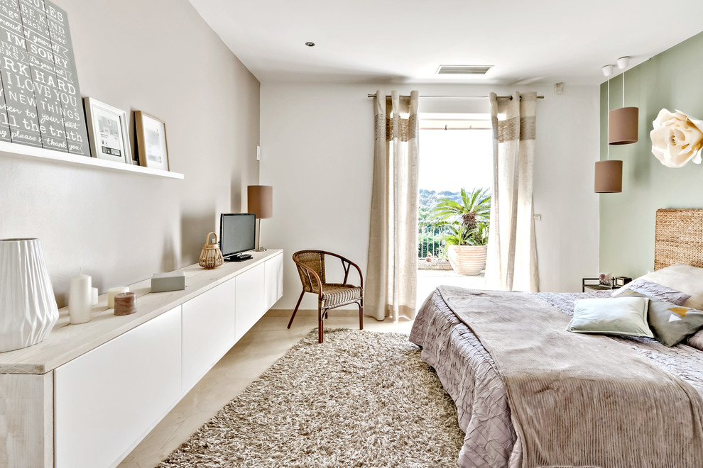 Imagen de dormitorio principal nórdico de tamaño medio con paredes verdes y suelo de mármol
