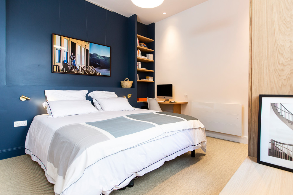 ボルドーにあるコンテンポラリースタイルのおしゃれな寝室 (青い壁、カーペット敷き、ベージュの床)