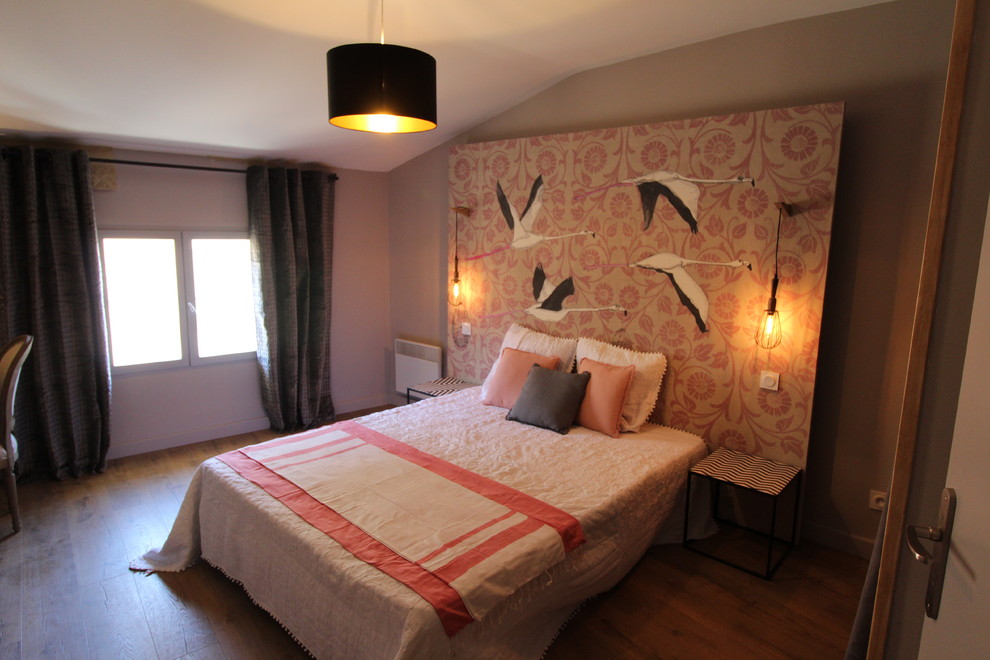 モンペリエにあるアジアンスタイルのおしゃれな寝室 (グレーの壁) のインテリア