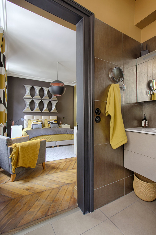 На фото: хозяйская спальня среднего размера в стиле фьюжн с коричневыми стенами и светлым паркетным полом с