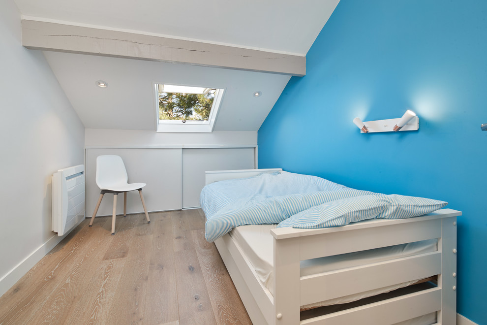 Идея дизайна: спальня в морском стиле с синими стенами, паркетным полом среднего тона и коричневым полом
