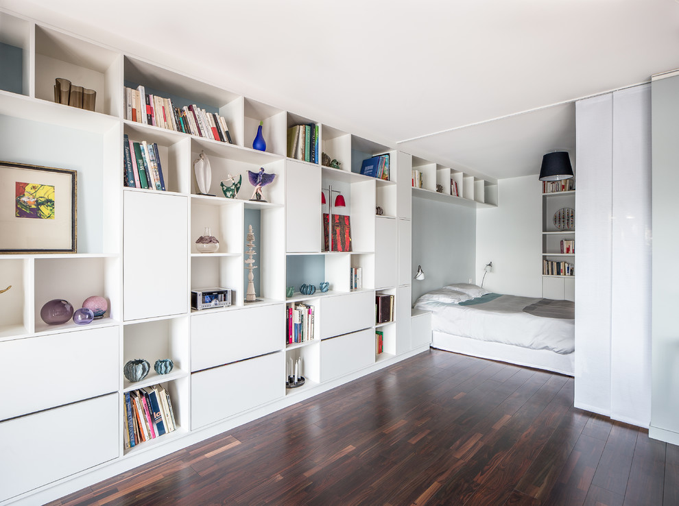Großes Modernes Schlafzimmer mit weißer Wandfarbe und dunklem Holzboden in Paris