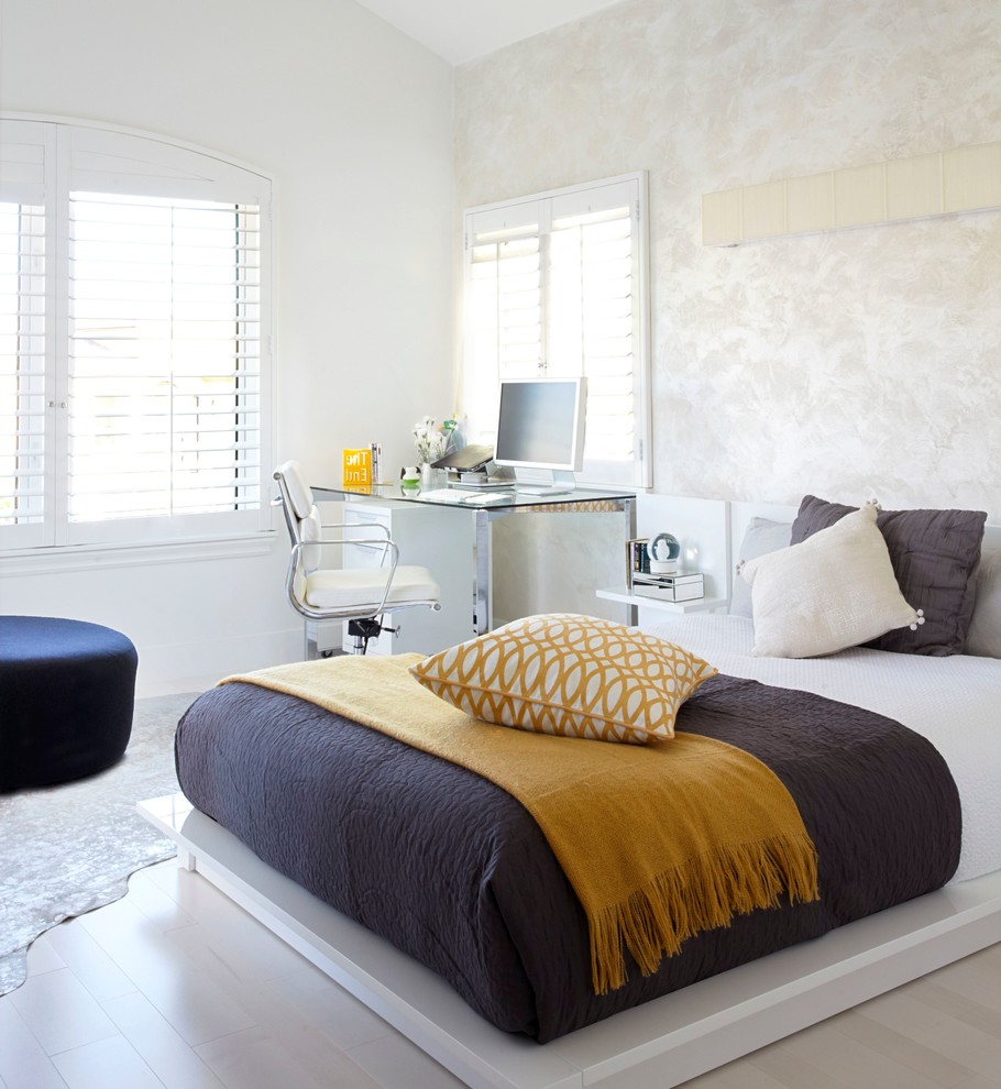 Modernes Schlafzimmer mit weißer Wandfarbe und hellem Holzboden in Orange County