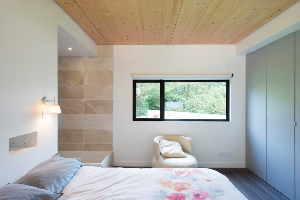 Immagine di una piccola camera matrimoniale minimal con pareti blu, parquet scuro, pavimento grigio, soffitto in legno e pareti in legno