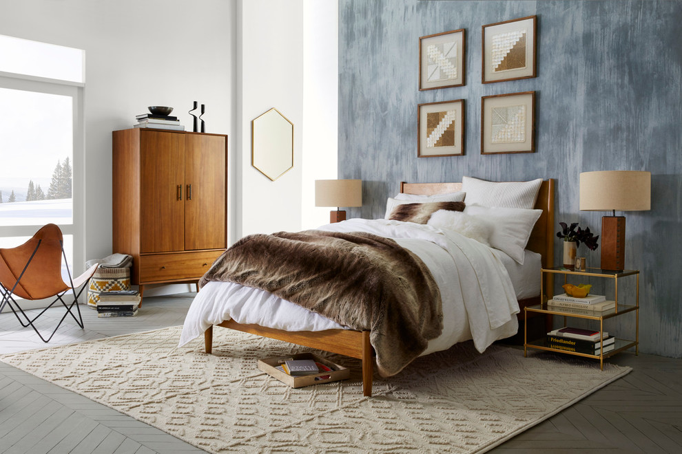 Идея дизайна: хозяйская спальня среднего размера в стиле неоклассика (современная классика) с серыми стенами и деревянным полом без камина