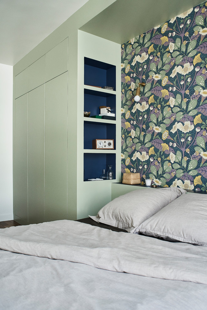 Mittelgroßes Modernes Hauptschlafzimmer ohne Kamin mit grüner Wandfarbe und braunem Holzboden in Le Havre