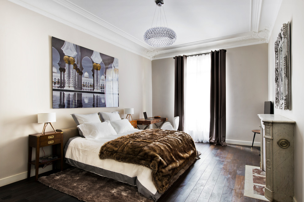 Cette photo montre une chambre haussmannienne chic avec un mur blanc, parquet foncé et un sol marron.