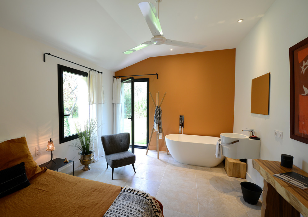 Aménagement d'une grande chambre parentale moderne avec un mur orange, un sol en carrelage de céramique et un sol beige.
