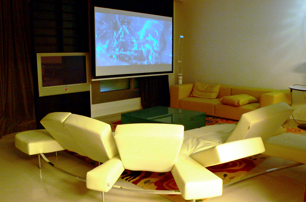 Foto de cine en casa cerrado actual de tamaño medio con pantalla de proyección