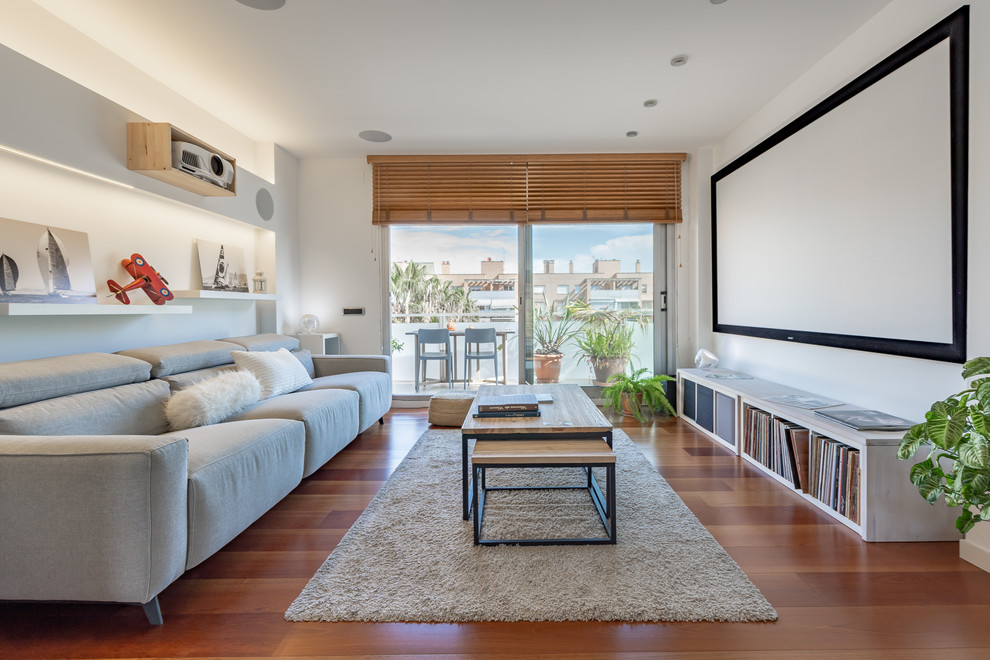 Bild på ett mellanstort minimalistiskt öppen hemmabio, med vita väggar, mellanmörkt trägolv, brunt golv och projektorduk
