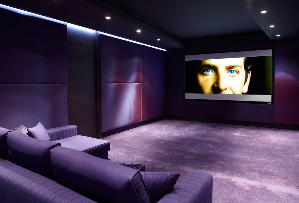 На фото: большой изолированный домашний кинотеатр в современном стиле с фиолетовыми стенами, ковровым покрытием и проектором