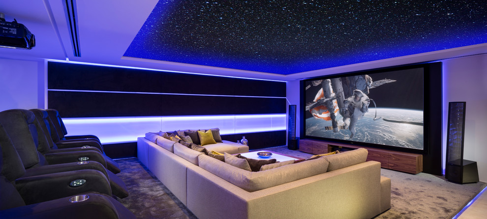 Стильный дизайн: огромный изолированный домашний кинотеатр в современном стиле с ковровым покрытием и проектором - последний тренд