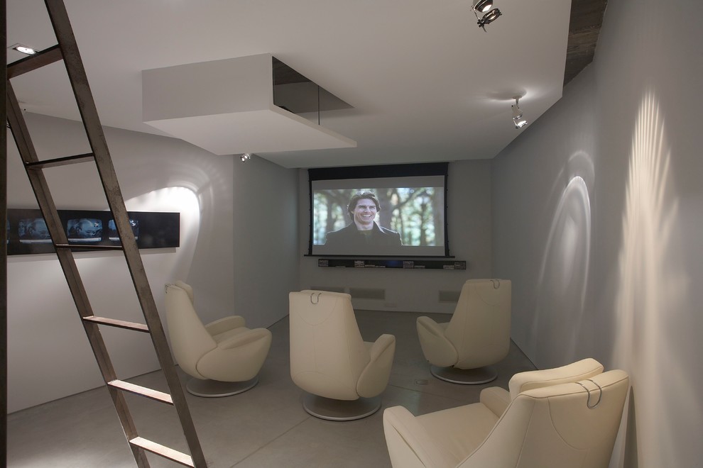 Foto de cine en casa cerrado contemporáneo de tamaño medio con paredes blancas y pantalla de proyección