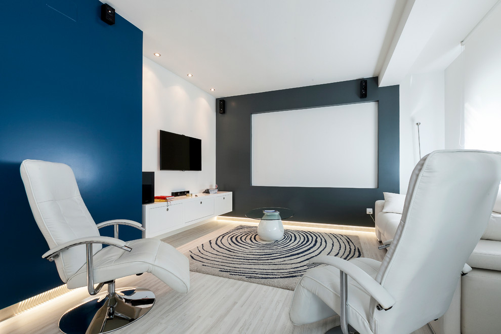 Modelo de cine en casa cerrado actual de tamaño medio con paredes multicolor, suelo de madera clara y pantalla de proyección