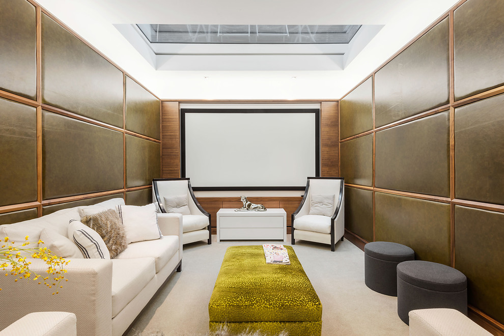 Réalisation d'une salle de cinéma design de taille moyenne et fermée avec un mur marron, moquette, un écran de projection et un sol beige.
