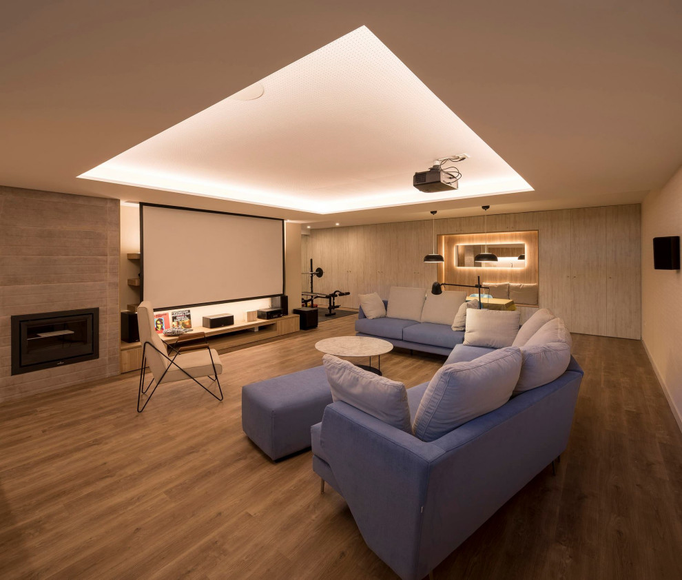 Modern inredning av ett stort öppen hemmabio, med laminatgolv, projektorduk, beige väggar och brunt golv