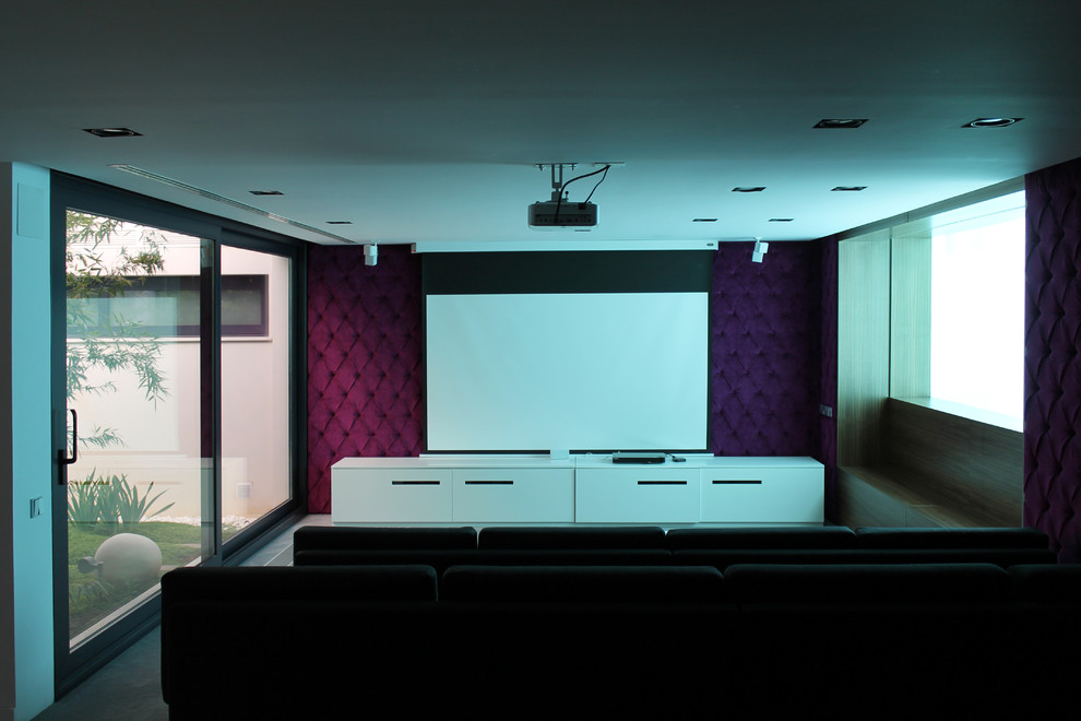 Ejemplo de cine en casa cerrado contemporáneo de tamaño medio con paredes púrpuras y pantalla de proyección