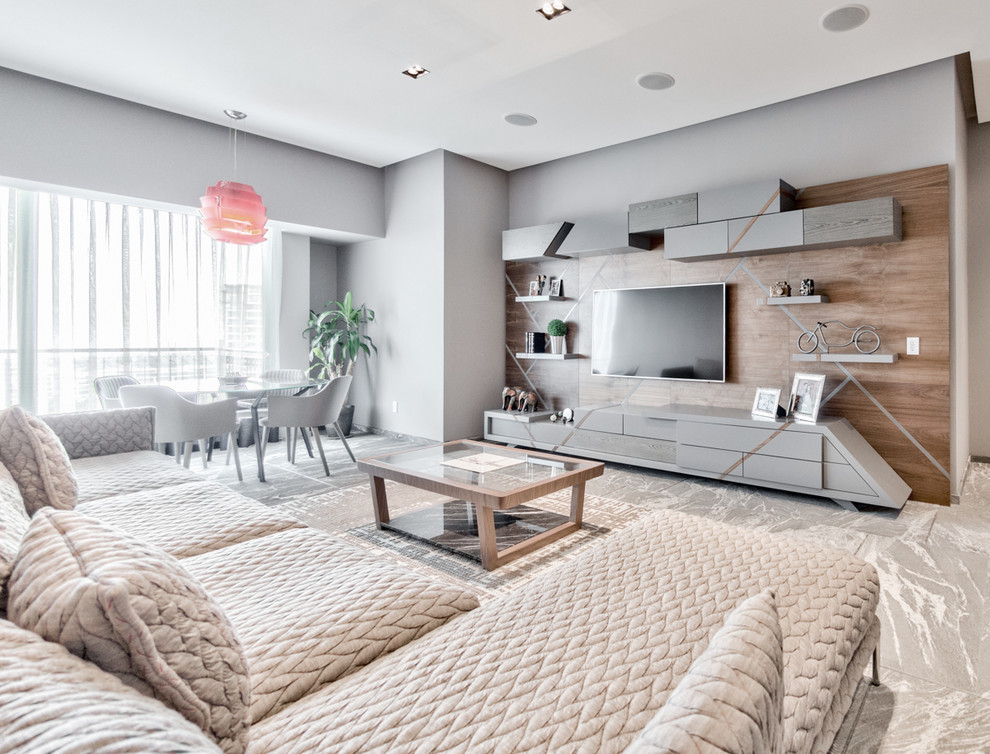 Kleines, Abgetrenntes Modernes Heimkino mit grauer Wandfarbe, Marmorboden, TV-Wand und grauem Boden