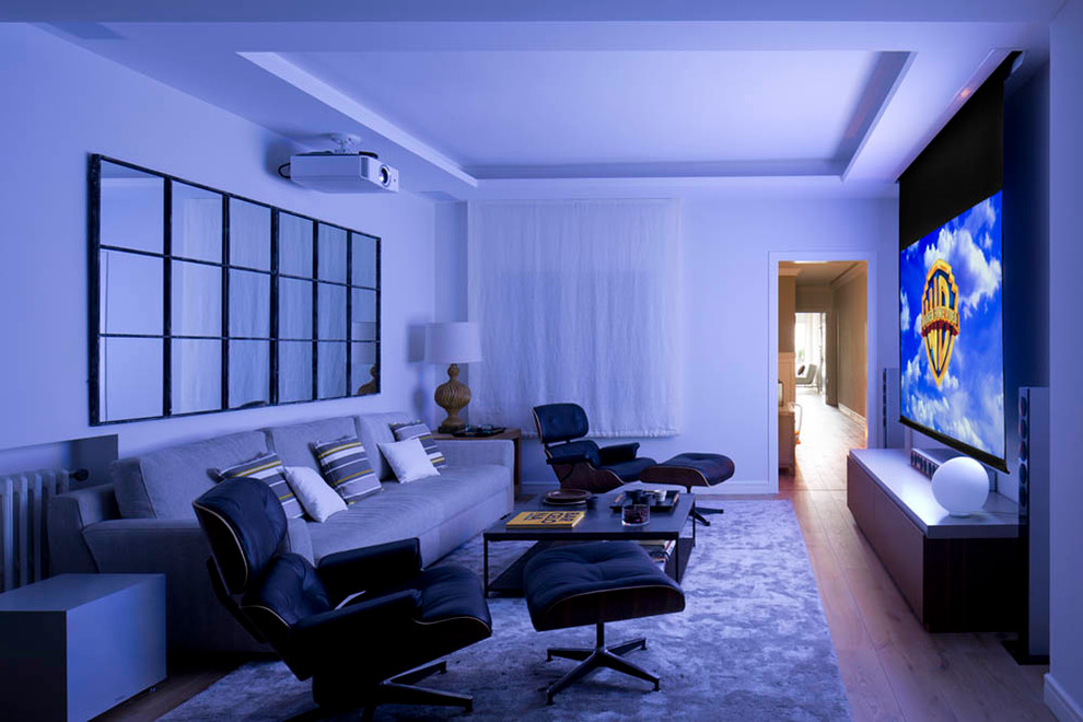 Idéer för att renovera ett mellanstort minimalistiskt avskild hemmabio, med vita väggar, mellanmörkt trägolv och en väggmonterad TV