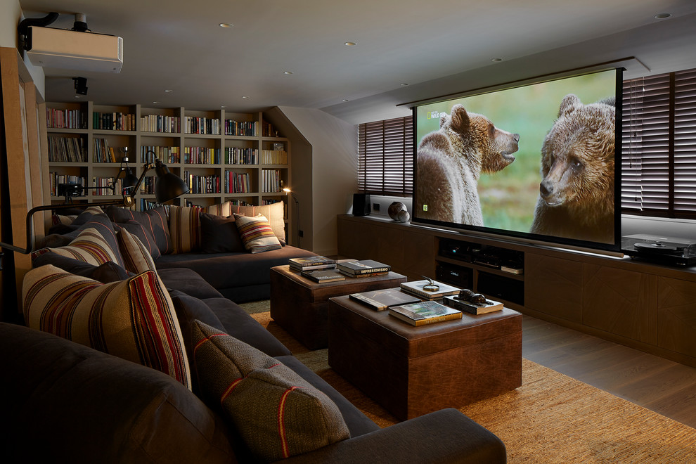 Modelo de cine en casa cerrado contemporáneo grande con pantalla de proyección y paredes grises