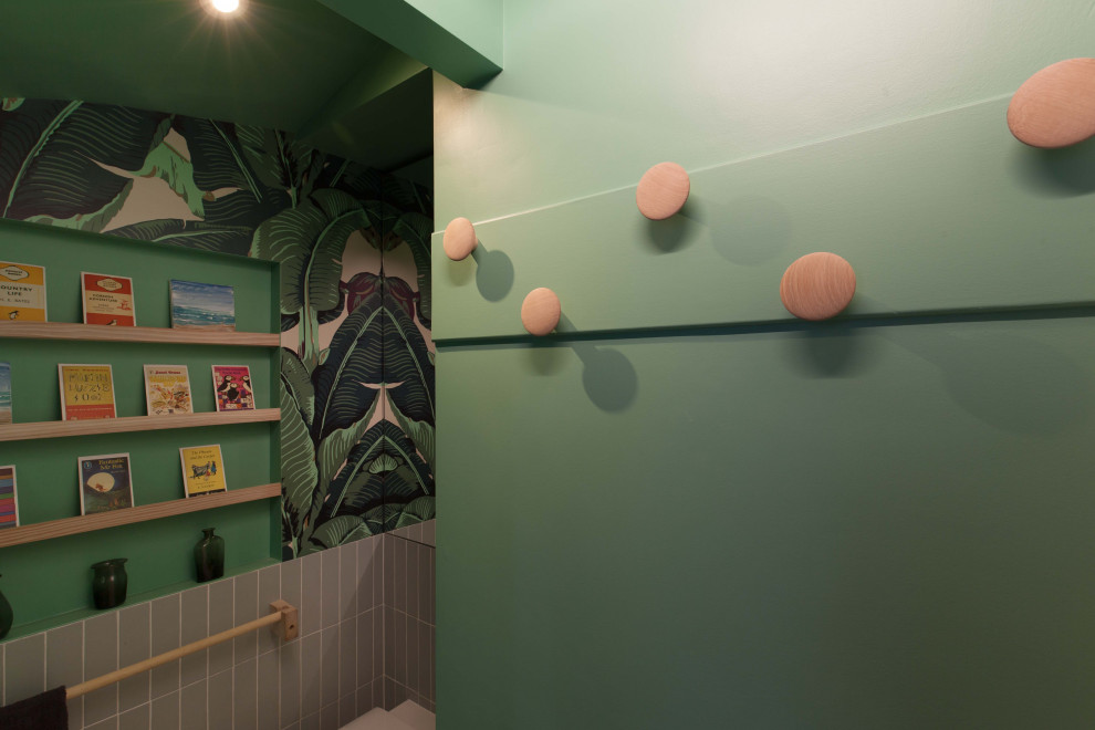 Esempio di un piccolo bagno di servizio minimalista con ante di vetro, ante viola, WC sospeso, piastrelle in ceramica, pareti verdi, parquet chiaro, lavabo a colonna e pavimento bianco