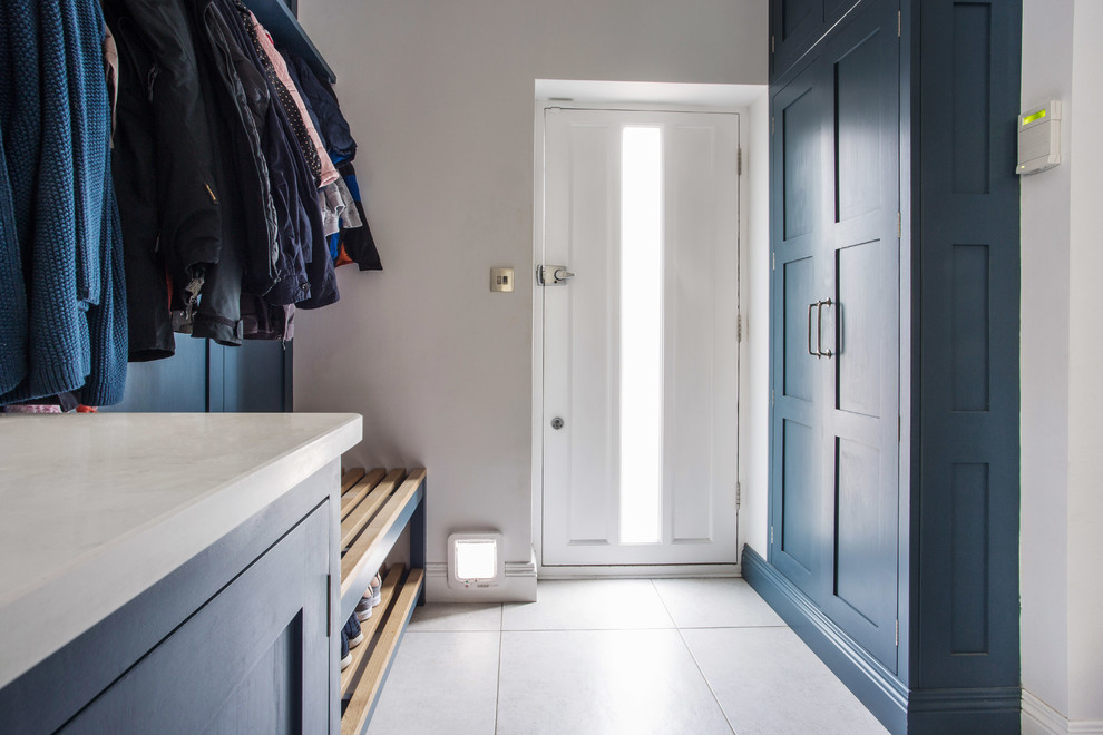 Foto di un piccolo bagno di servizio design con ante con riquadro incassato, ante blu, pareti bianche, pavimento in pietra calcarea, top in quarzite e pavimento beige