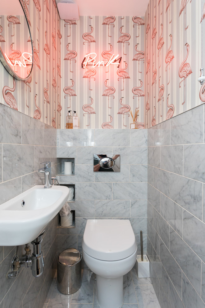 Esempio di un bagno di servizio eclettico di medie dimensioni con WC monopezzo, piastrelle grigie, piastrelle di marmo, pavimento in marmo, lavabo sospeso e pavimento grigio