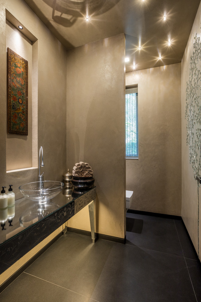 Foto di un grande bagno di servizio minimal con WC sospeso, pareti beige, pavimento in gres porcellanato, lavabo a bacinella e pavimento marrone