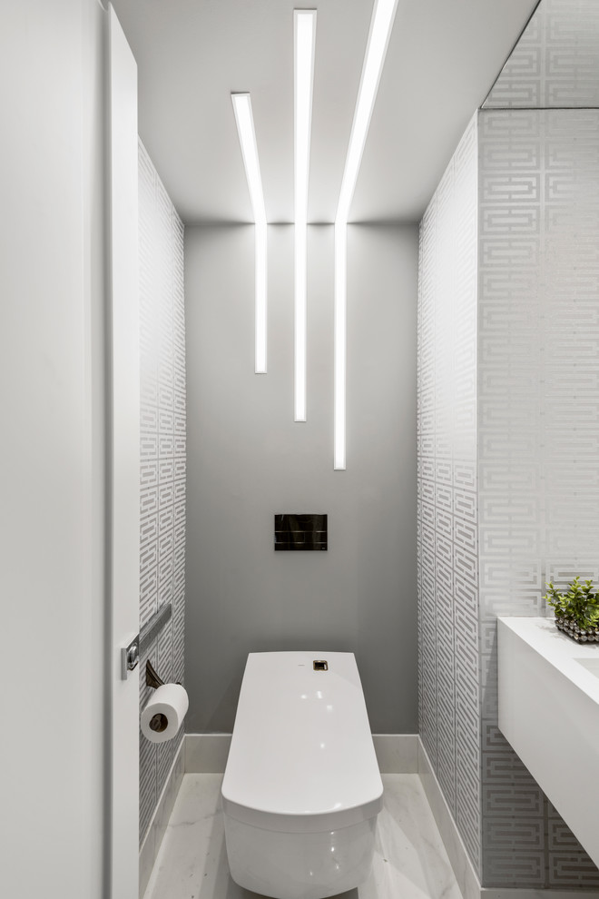Diseño de aseo contemporáneo con sanitario de pared, suelo de baldosas de porcelana, encimeras blancas, paredes multicolor y suelo blanco