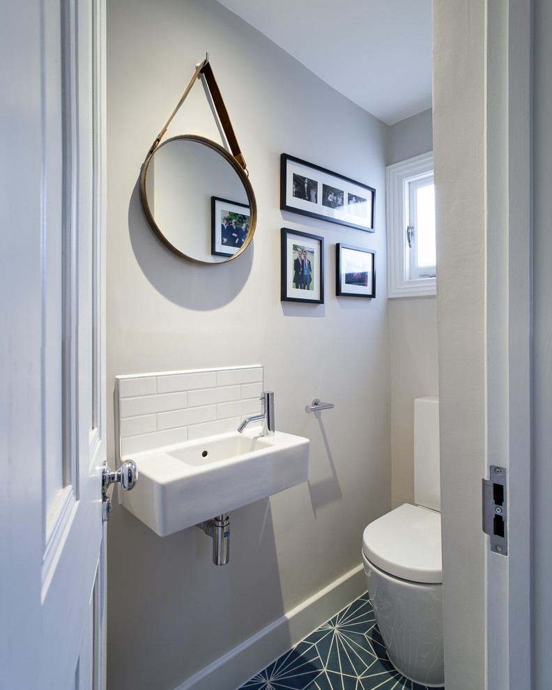 Aménagement d'un petit WC et toilettes contemporain avec un carrelage bleu, un sol en carrelage de céramique et un lavabo suspendu.