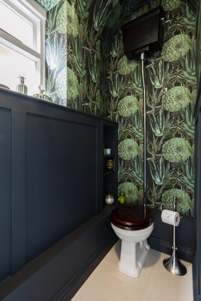 ハートフォードシャーにある高級な小さなカントリー風のおしゃれなトイレ・洗面所 (フラットパネル扉のキャビネット、青いキャビネット、分離型トイレ、マルチカラーの壁、セラミックタイルの床、白い床) の写真