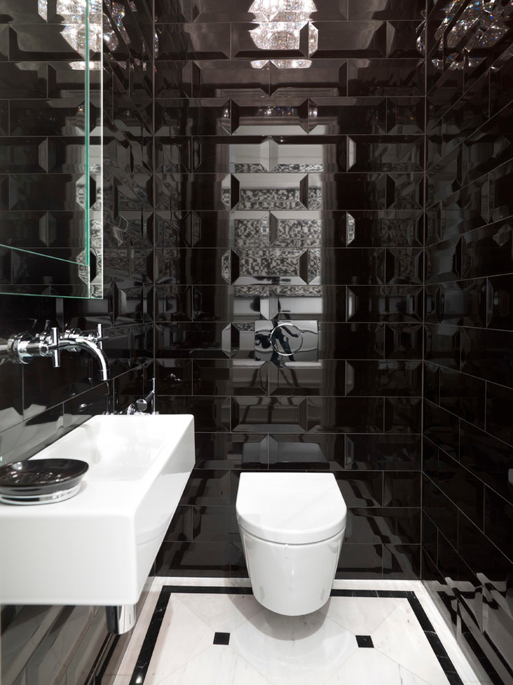 Modelo de aseo actual con lavabo suspendido, sanitario de pared y baldosas y/o azulejos negros