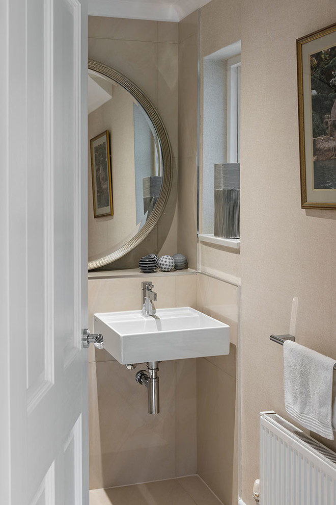 Foto di un bagno di servizio contemporaneo di medie dimensioni con WC monopezzo, piastrelle beige, piastrelle in ceramica, pareti beige, pavimento con piastrelle in ceramica e lavabo sospeso