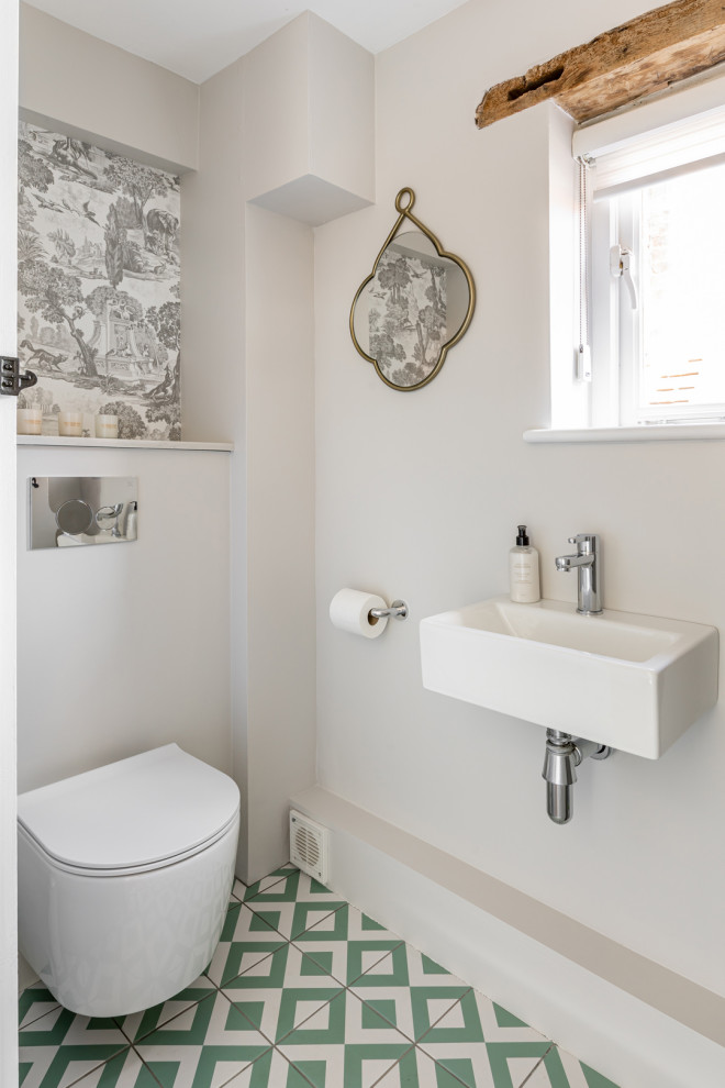Стильный дизайн: туалет в современном стиле с серыми стенами, подвесной раковиной и зеленым полом - последний тренд