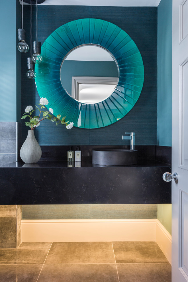 Mittelgroße Moderne Gästetoilette mit grüner Wandfarbe, Aufsatzwaschbecken, grauem Boden und schwarzer Waschtischplatte in Sonstige