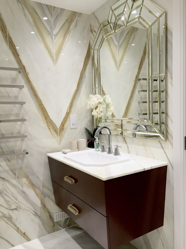 Ispirazione per un bagno di servizio contemporaneo con lavabo da incasso, consolle stile comò, ante in legno bruno, piastrelle multicolore e piastrelle di marmo