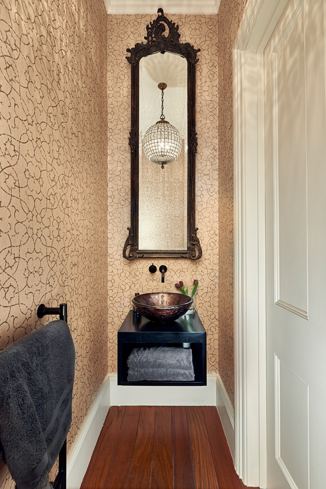 Kleine Klassische Gästetoilette mit offenen Schränken, schwarzen Schränken, beiger Wandfarbe, Aufsatzwaschbecken, braunem Boden und schwarzer Waschtischplatte in London