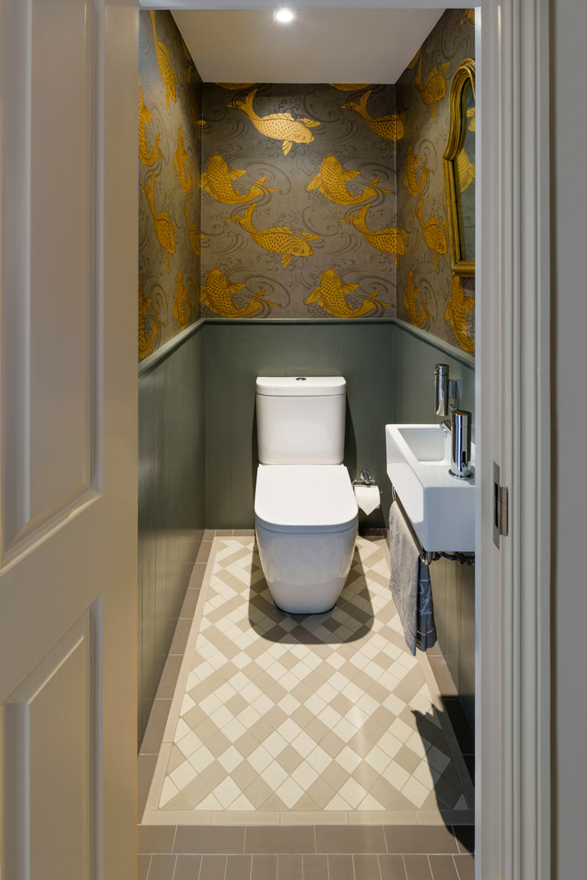 ロンドンにあるトラディショナルスタイルのおしゃれなトイレ・洗面所 (壁付け型シンク、分離型トイレ、マルチカラーの壁) の写真