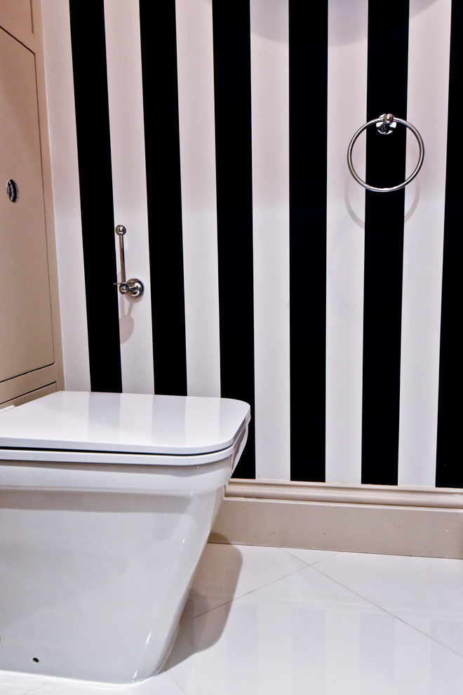 Mittelgroße Moderne Gästetoilette mit Toilette mit Aufsatzspülkasten, weißen Fliesen, Keramikfliesen, bunten Wänden, Keramikboden, Wandwaschbecken und beigen Schränken in London