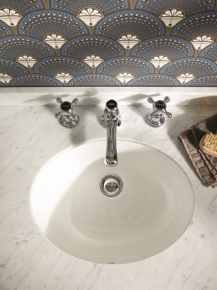 Esempio di un piccolo bagno di servizio bohémian con ante in stile shaker, ante grigie, pareti multicolore, lavabo da incasso, top in marmo, pavimento marrone e top grigio