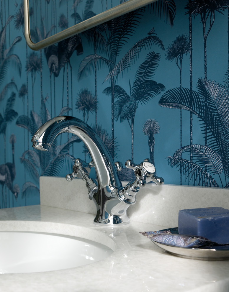 Idee per un piccolo bagno di servizio boho chic con ante in stile shaker, ante bianche, pareti blu, lavabo da incasso, top in marmo e top bianco