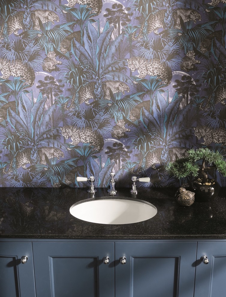 Kleine Stilmix Gästetoilette mit Schrankfronten im Shaker-Stil, blauen Schränken, bunten Wänden, Einbauwaschbecken, Marmor-Waschbecken/Waschtisch, braunem Boden und schwarzer Waschtischplatte in Essex