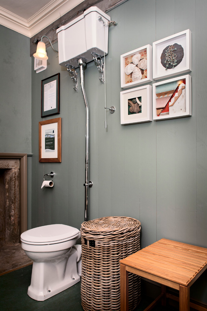 Свежая идея для дизайна: туалет среднего размера в викторианском стиле с раздельным унитазом, зелеными стенами и полом из линолеума - отличное фото интерьера