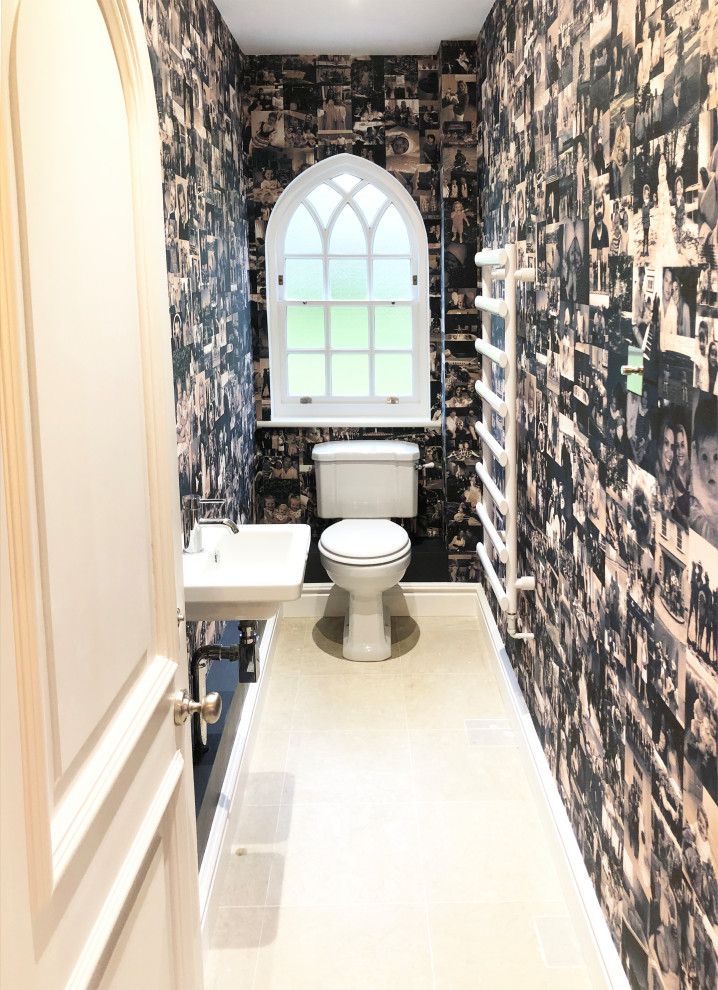 高級な中くらいなトラディショナルスタイルのおしゃれなトイレ・洗面所 (分離型トイレ、グレーの壁、ライムストーンの床、壁付け型シンク、ベージュの床、壁紙) の写真
