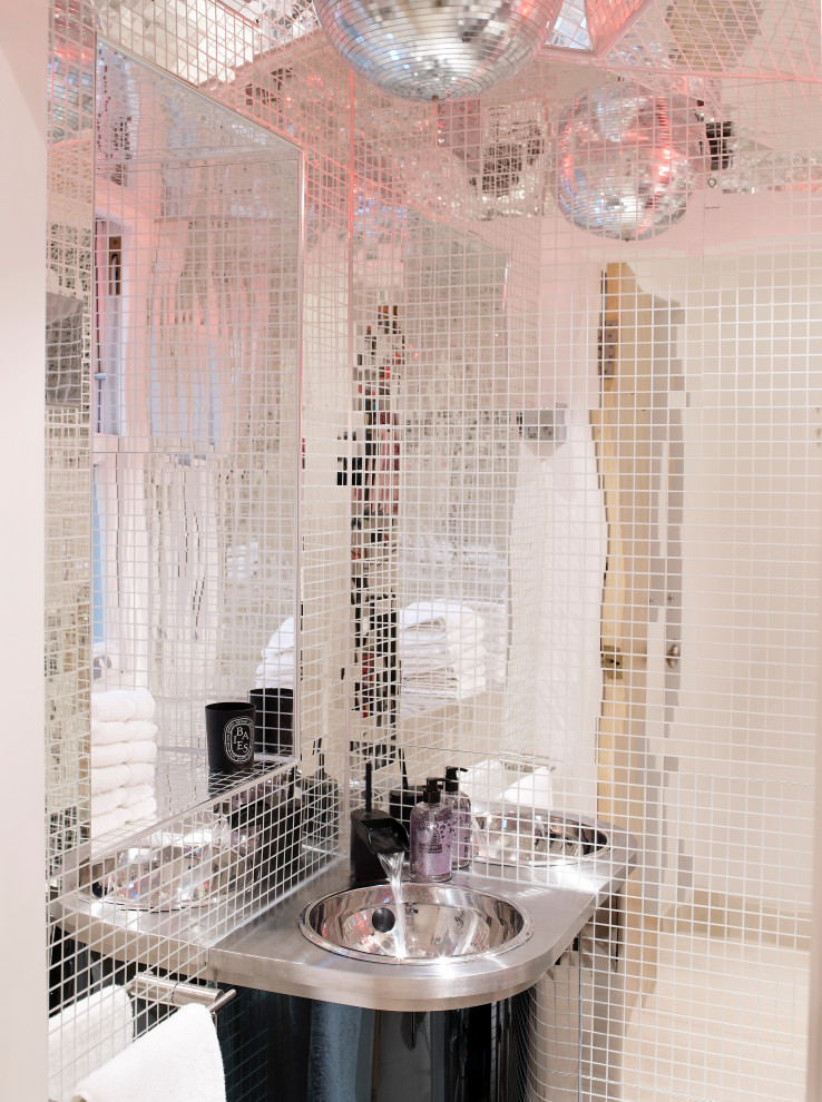 Foto di un bagno di servizio design con ante nere, piastrelle a specchio, top in acciaio inossidabile e mobile bagno incassato
