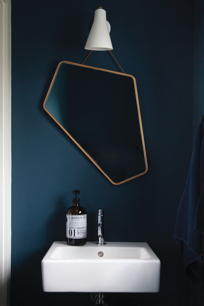 Foto de aseo contemporáneo con paredes azules y lavabo suspendido