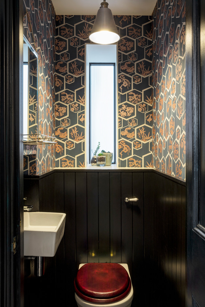 Idee per un bagno di servizio classico con WC sospeso, pareti multicolore e lavabo sospeso