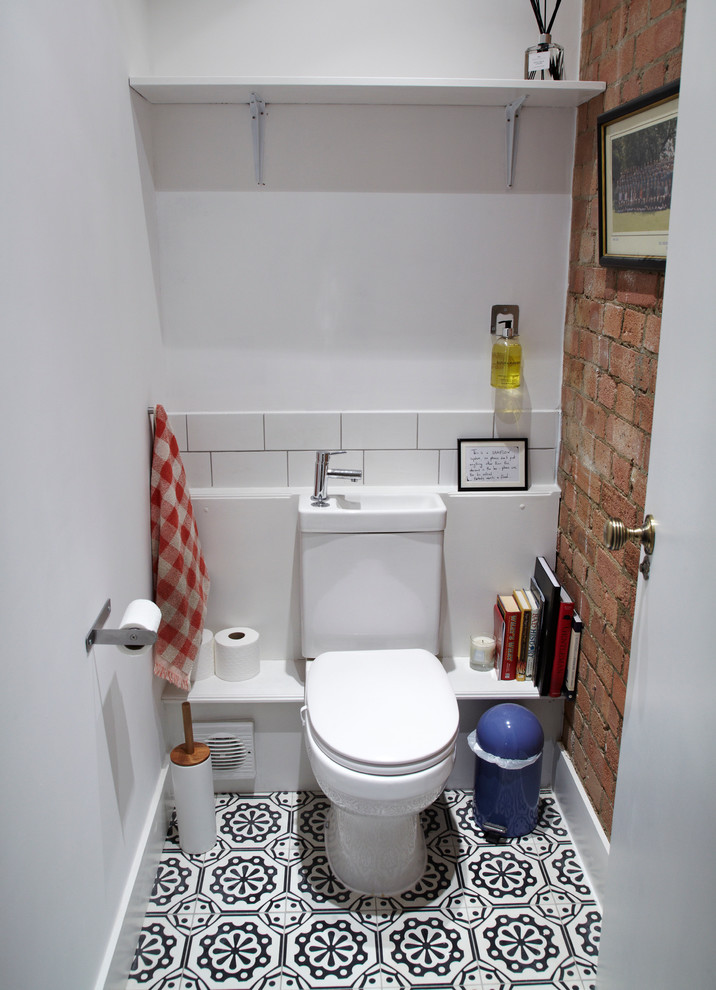 ロンドンにある小さなインダストリアルスタイルのおしゃれなトイレ・洗面所の写真